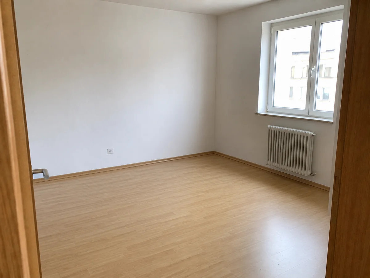 Derselbe beispielhafte Wohnraum leer und besenrein.