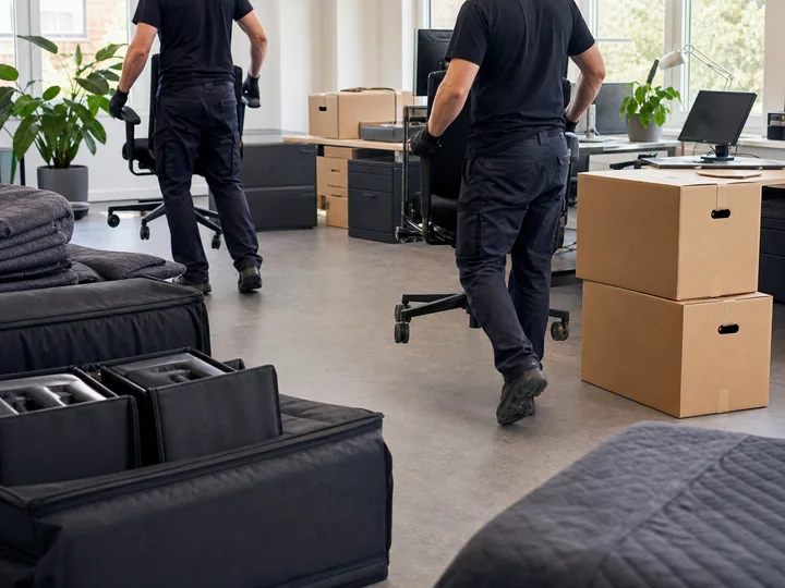 Bürostühle und geschützte Technik werden für einen Firmenumzug transportiert.