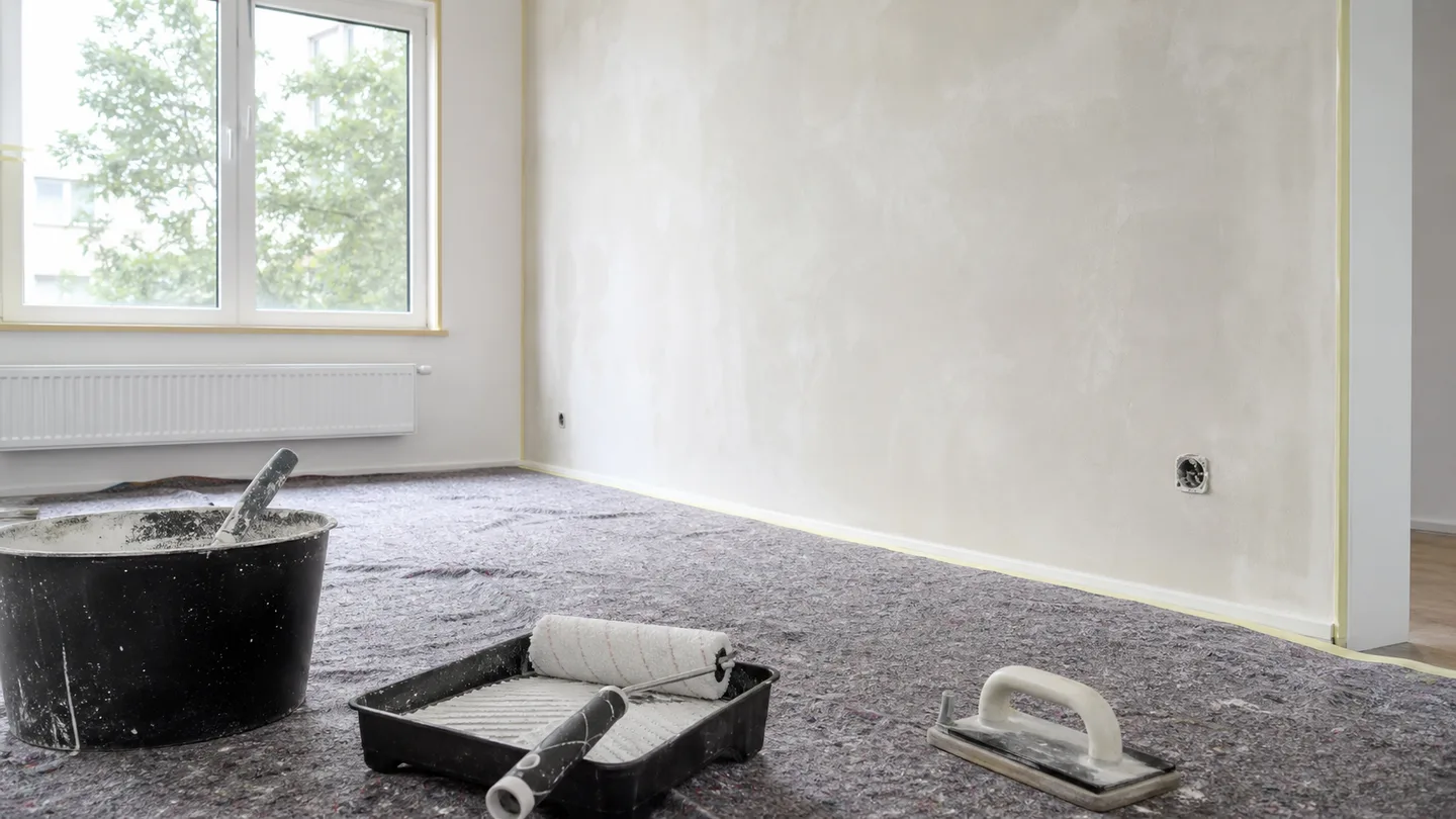 Malerarbeiten und Spachtelarbeiten in einer renovierten Wohnung als Beispielvisualisierung