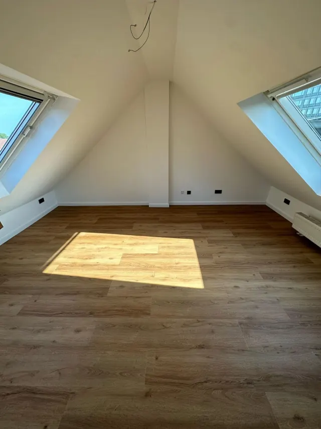 Referenzfoto im Album Wohnung: Echtes Referenzfoto eines renovierten Dachgeschosszimmers mit Dachfenster