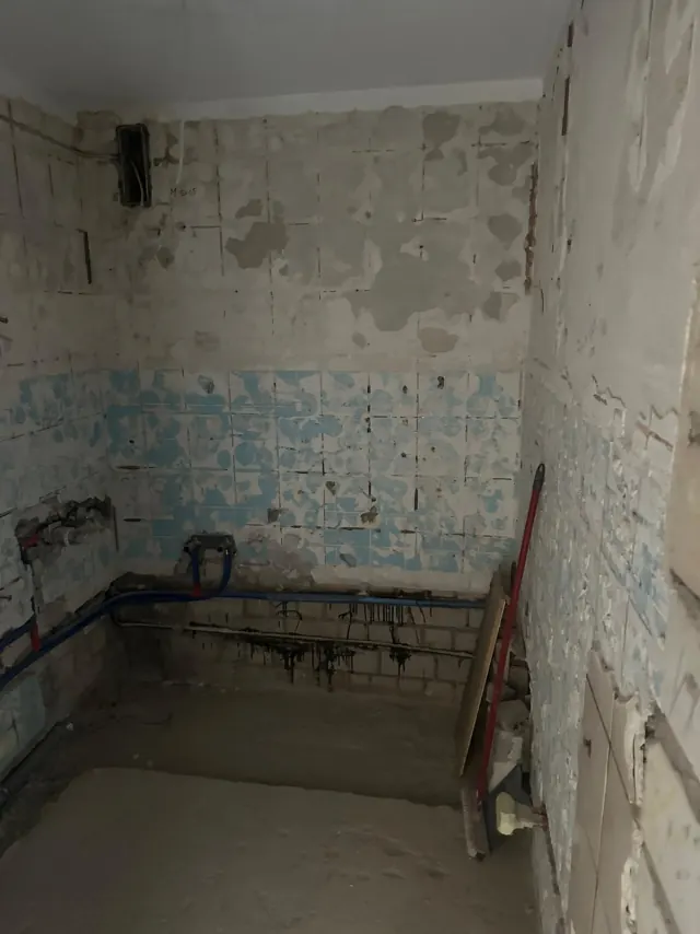 Referenzfoto im Album Vorher: Echtes Referenzfoto einer Küchenwand im Rohbau vor der Renovierung