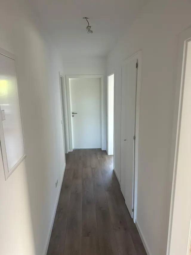 Referenzfoto im Album Nachher: Echtes Referenzfoto eines renovierten Flurs mit neuem Laminatboden
