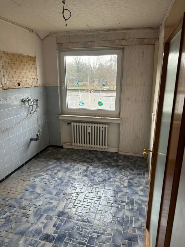 Referenzfoto im Album Küche: Echtes Referenzfoto einer Küche vor Renovierung mit alten Bodenfliesen