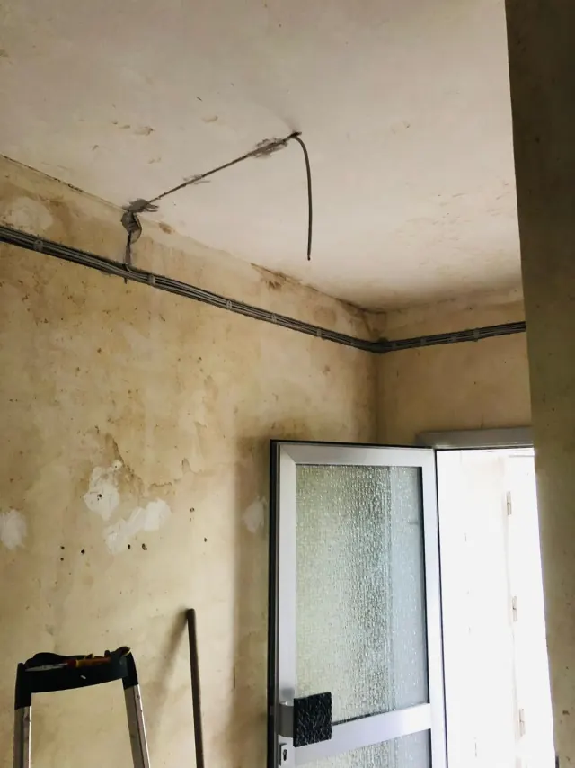 Referenzfoto im Album Vorher: Echtes Referenzfoto einer Wand vor Renovierung mit Elektrovorbereitung