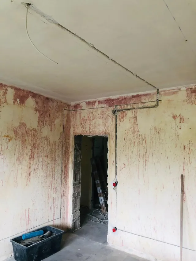 Echtes Referenzfoto einer Wand mit Türöffnung im Rohbau vor Renovierung