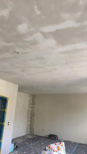 Zimmerdecke mit sichtbaren gespachtelten Stellen und vorbereiteten Fehlstellen