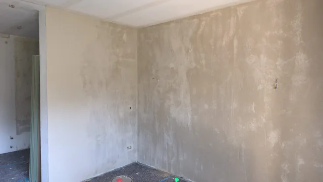 Breite Wandfläche mit gleichmäßig bearbeitetem Putz im Innenausbau