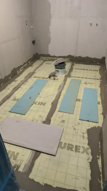 Badboden während des Aufbaus mit eingelegten Platten und markiertem Ablaufbereich